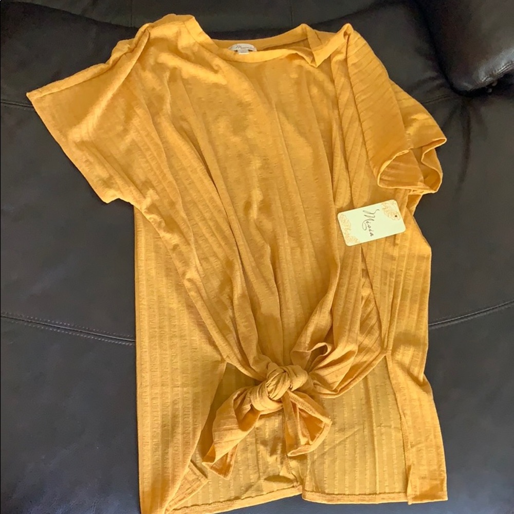 Shirt with front knot